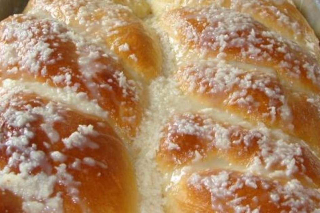 Rosca doce com cobertura de leite de coco, uma maravilha dos deuses Rosca doce com cobertura de leite de coco, uma maravilha dos deuses