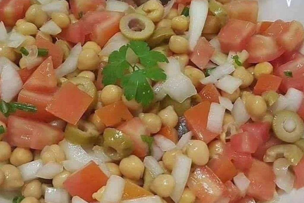 Salada de grão de bico para acompanhar sua refeição com requinte Salada de grão de bico para acompanhar sua refeição com requinte