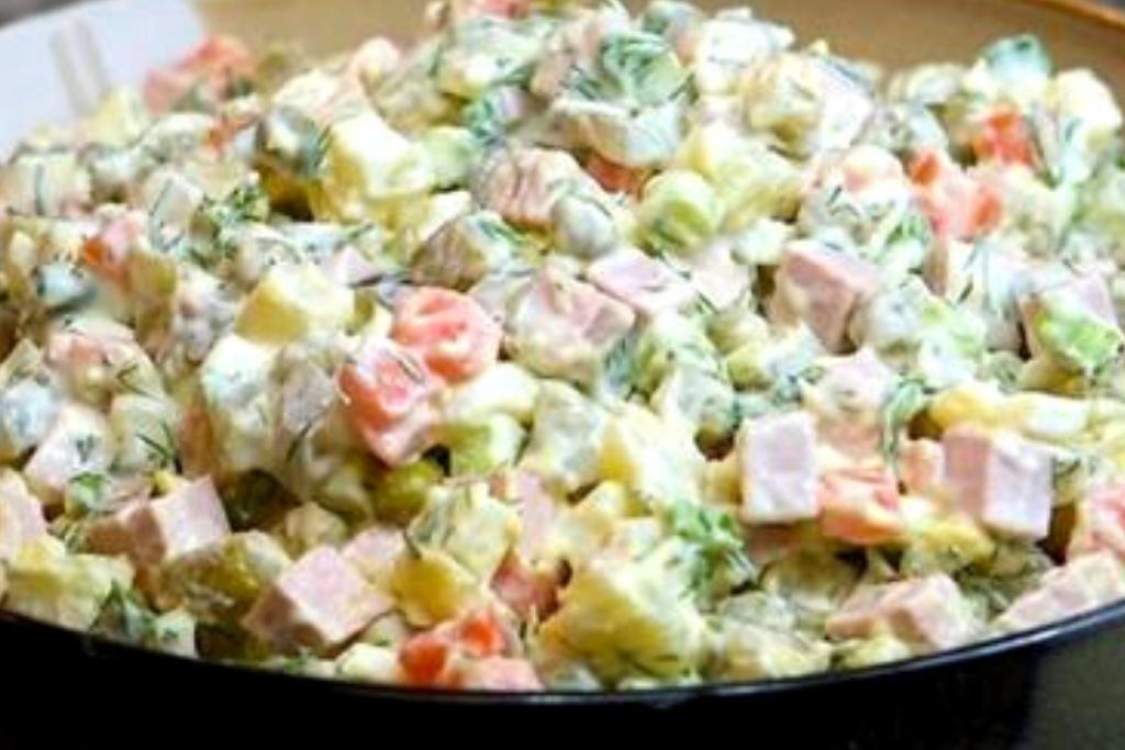 Salada de maionese completinha, saudável para todos os dias Salada de maionese completinha, saudável para todos os dias