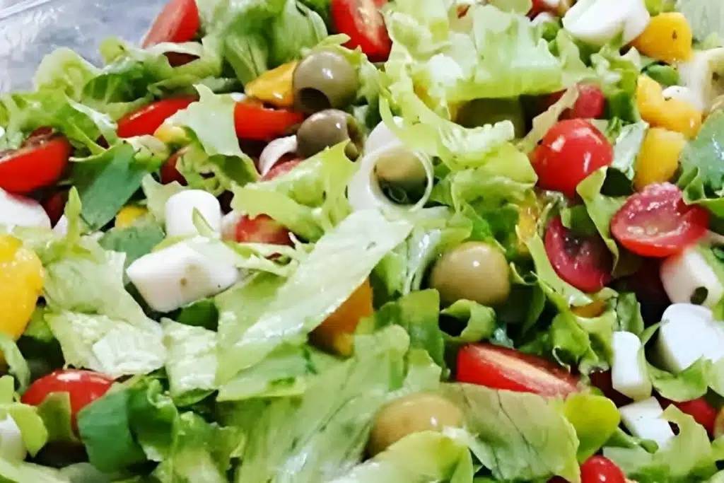 Salada tropical, leve e saborosa salada para acompanhar nossas refeições Salada tropical, leve e saborosa salada para acompanhar nossas refeições