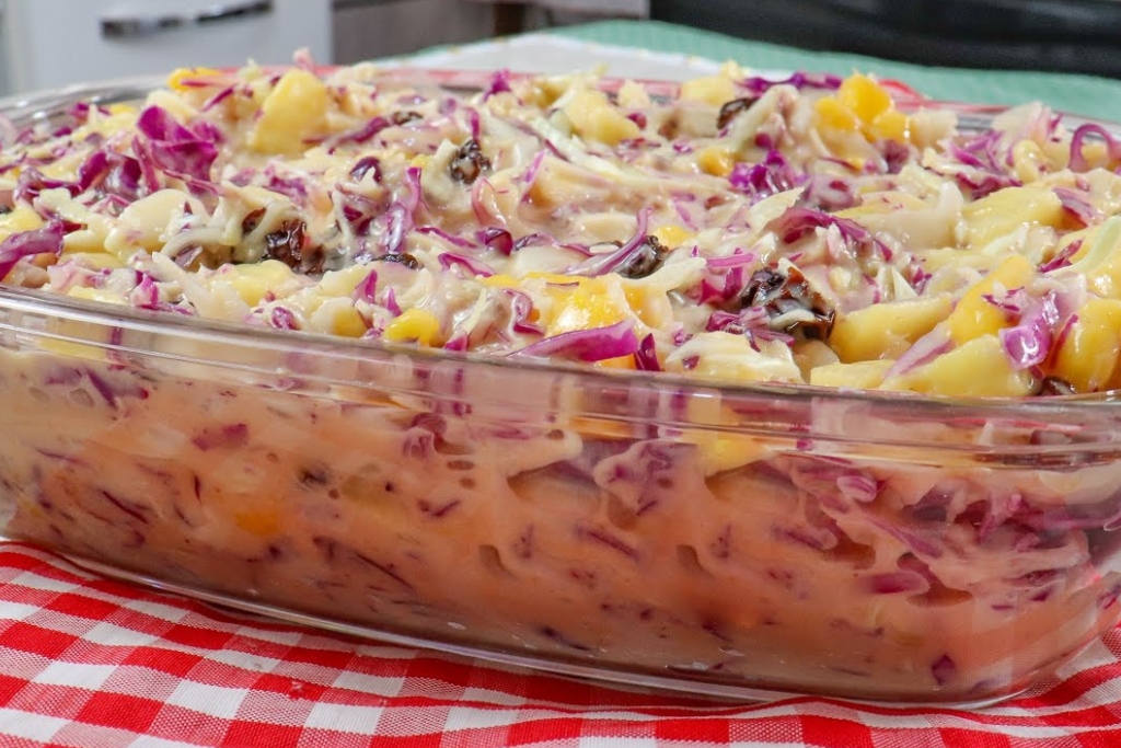 Salada tropical saborosa para servir na virada de ano, uma maravilha Salada tropical saborosa para servir na virada de ano, uma maravilha