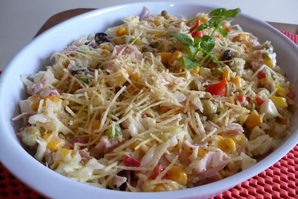 Salpicão de frango defumado, agora eu só faço assim mais fácil e gostoso Salpicão de frango defumado, agora eu só faço assim mais fácil e gostoso