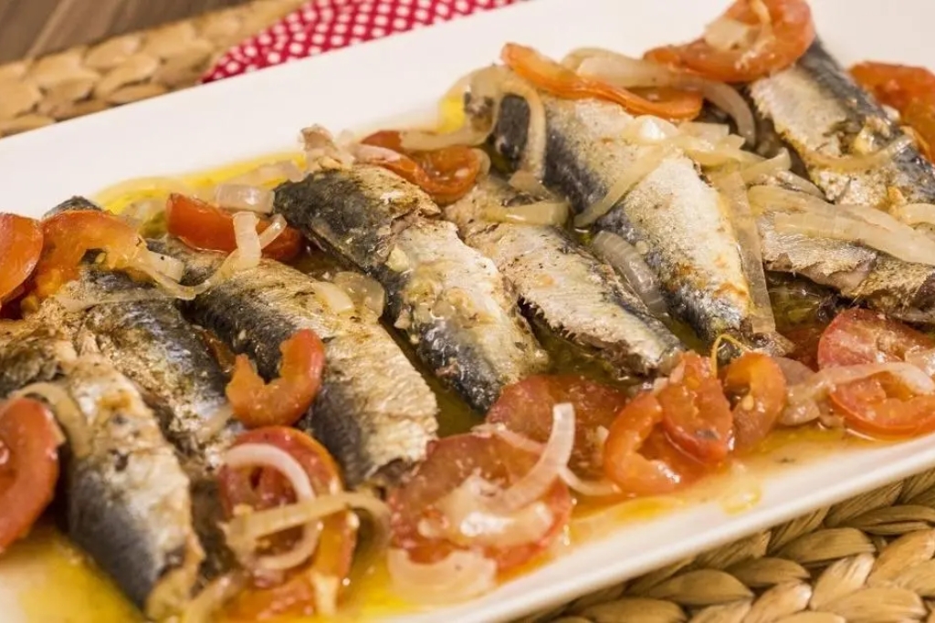 Sardinha na panela de pressão e uma receita econômica, deliciosa e fácil de preparar Sardinha na panela de pressão e uma receita econômica, deliciosa e fácil de preparar