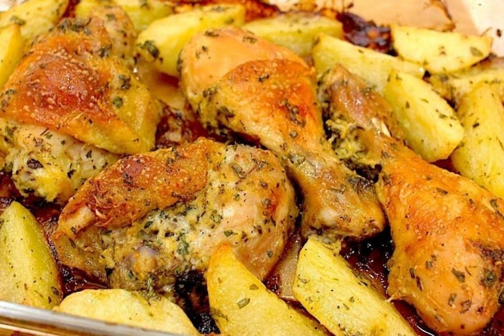 Segredo da vovó do frango assado com batatas perfeito Segredo da vovó do frango assado com batatas perfeito