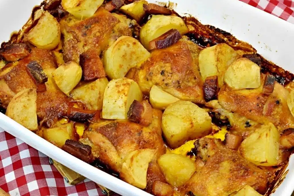 Sobrecoxa assada com batatas e bacon, um jeito diferente e delicioso de se fazer Sobrecoxa assada com batatas e bacon, um jeito diferente e delicioso de se fazer