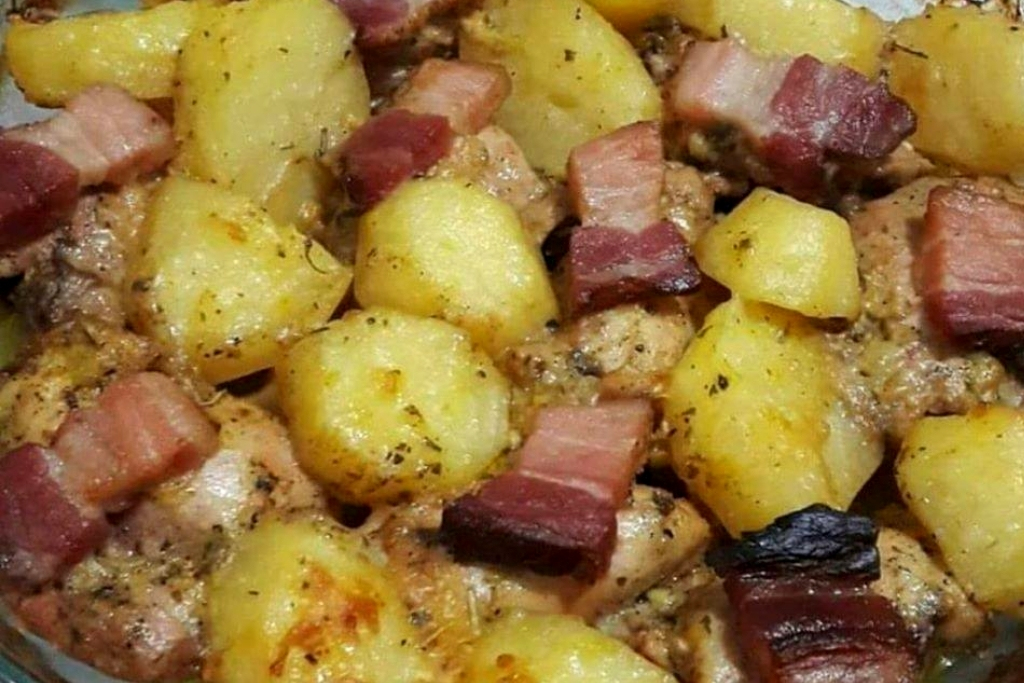 Sobrecoxa assada com batatas e bacon, para servir no almoço de domingo Sobrecoxa assada com batatas e bacon, para servir no almoço de domingo