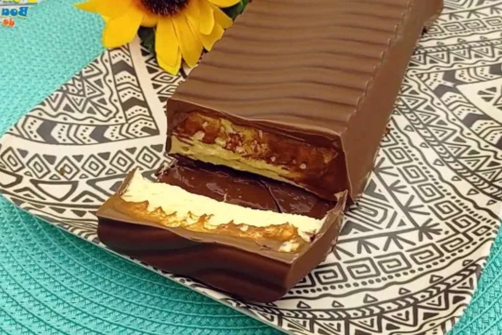 Sobremesa de mousse de maracujá e casquinha de chocolate, uma delicia Sobremesa de mousse de maracujá e casquinha de chocolate, uma delicia