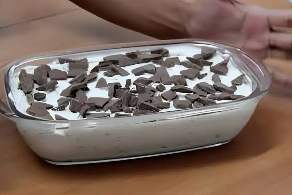 Sobremesa gelada de leite condensado rápida, fácil e feita com poucos ingredientes Sobremesa gelada de leite condensado rápida, fácil e feita com poucos ingredientes