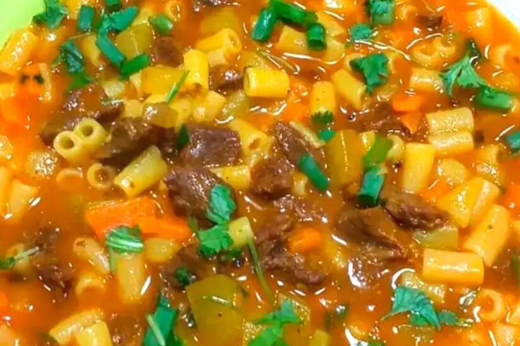 Sopa de macarrão com carne e legumes, perfeito para dias frios Sopa de macarrão com carne e legumes, perfeito para dias frios