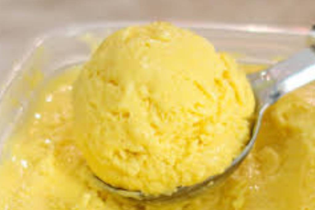Sorvete de manga feito com a fruta, prático para dias quentes Sorvete de manga feito com a fruta, prático para dias quentes