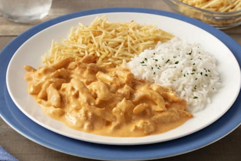 Strogonoff de frango, além de ser fácil de fazer deixa qualquer um com água na boca Strogonoff de frango, além de ser fácil de fazer deixa qualquer um com água na boca