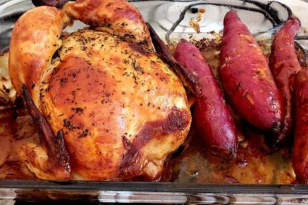 Suculento Frango assado a moda da casa com farofa: explosão de sabor Suculento Frango assado a moda da casa com farofa: explosão de sabor