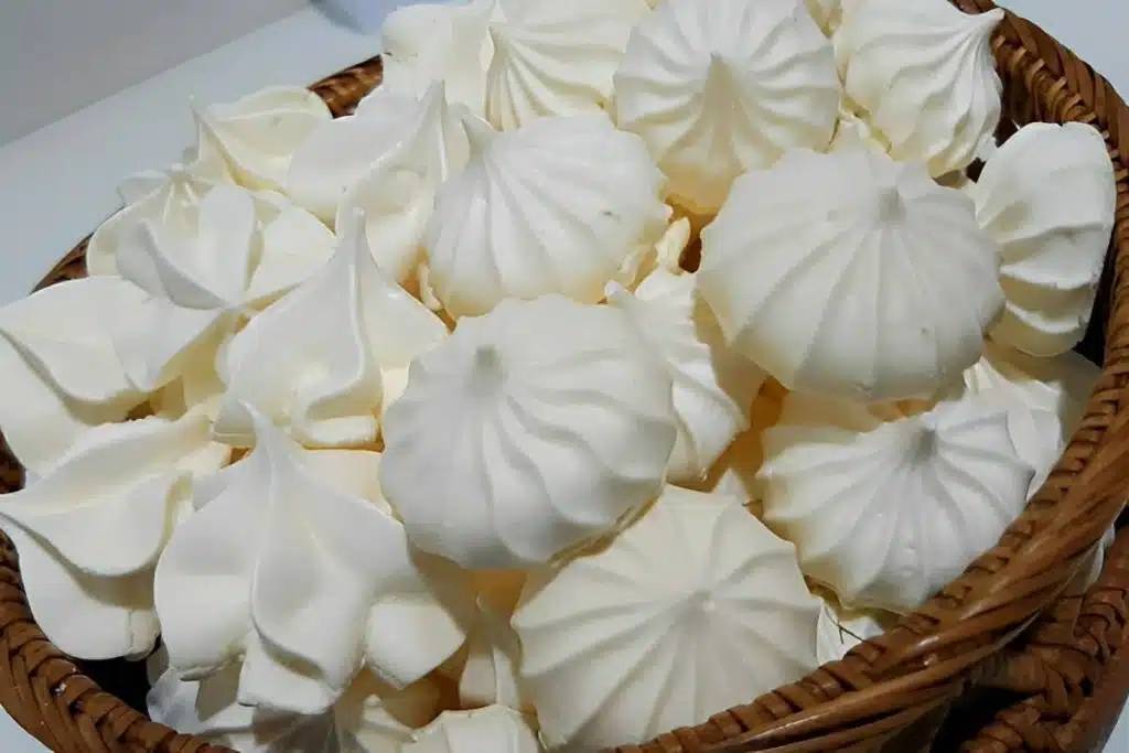 Suspiro caseiro simples e prático, perfeito para servir como docinho ou usar em bolos recheados Suspiro caseiro simples e prático, perfeito para servir como docinho ou usar em bolos recheados