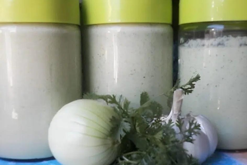 Tempero caseiro com alho prático, faço muitos potes e deixo na geladeira Tempero caseiro com alho prático, faço muitos potes e deixo na geladeira