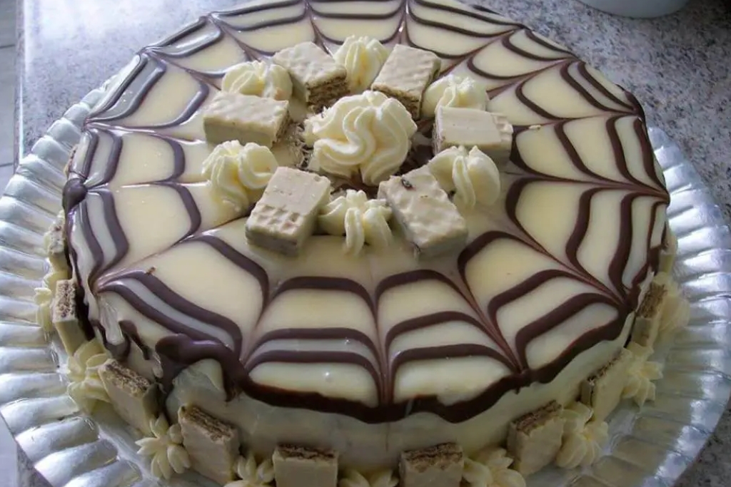 Torta de bis incrível, ela é perfeita para a sobremesa e ainda vai enfeitar a sua mesa Torta de bis incrível, ela é perfeita para a sobremesa e ainda vai enfeitar a sua mesa
