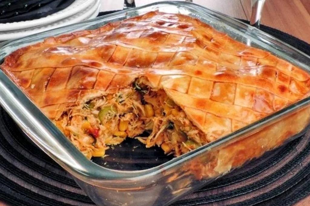 Torta de frango deliciosa com massa de pastel, tão fácil e econômica Torta de frango deliciosa com massa de pastel, tão fácil e econômica