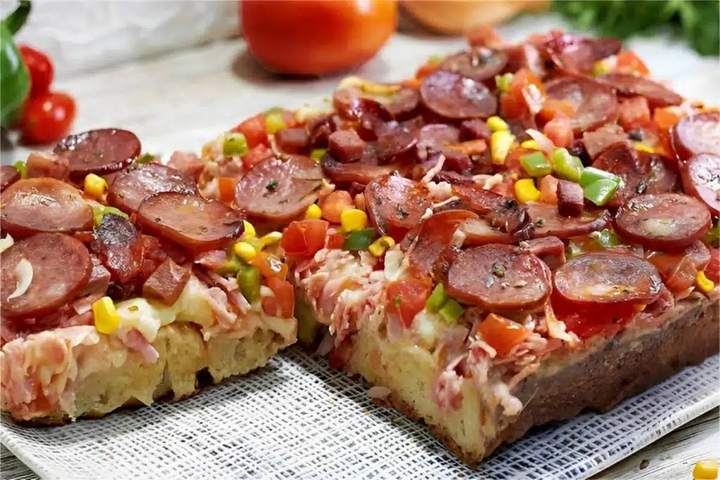 Torta italiana com cobertura de frios e calabresa perfeita para o lanche da criançada