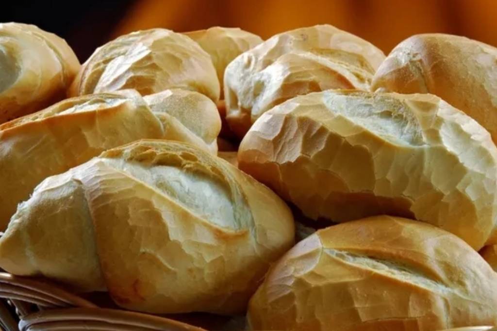 Vazou a receita de pão francês perfeito das padarias, crocante por fora e macio por dentro Vazou a receita de pão francês perfeito das padarias, crocante por fora e macio por dentro